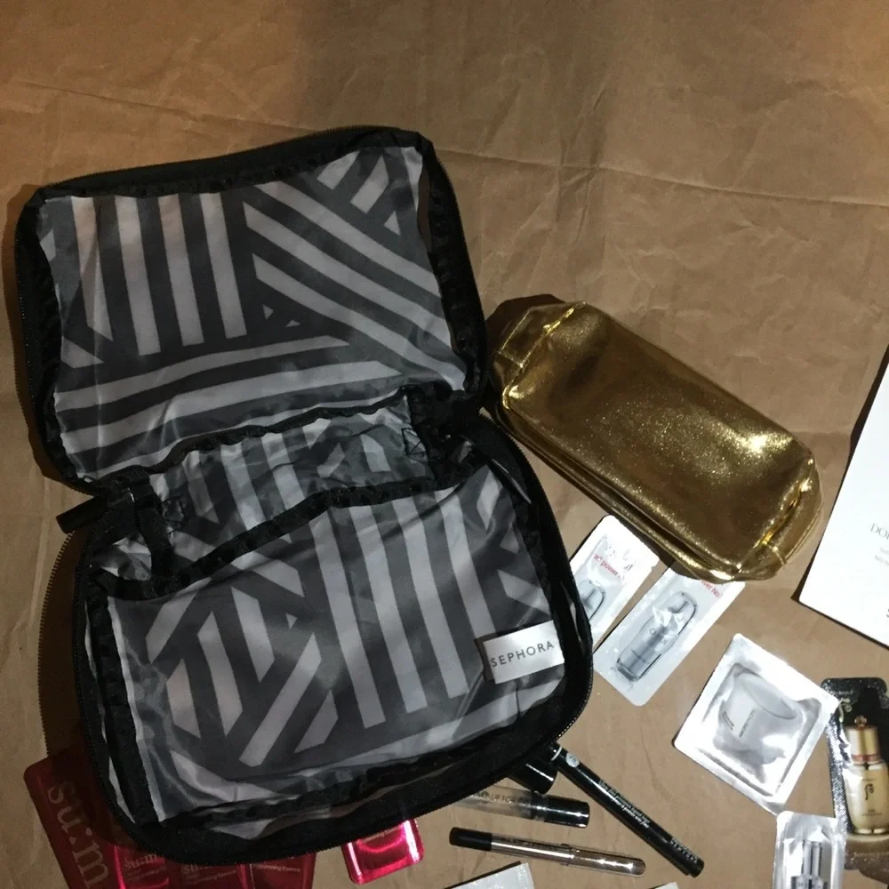 31 beauty samples & 2 cosmetic bags